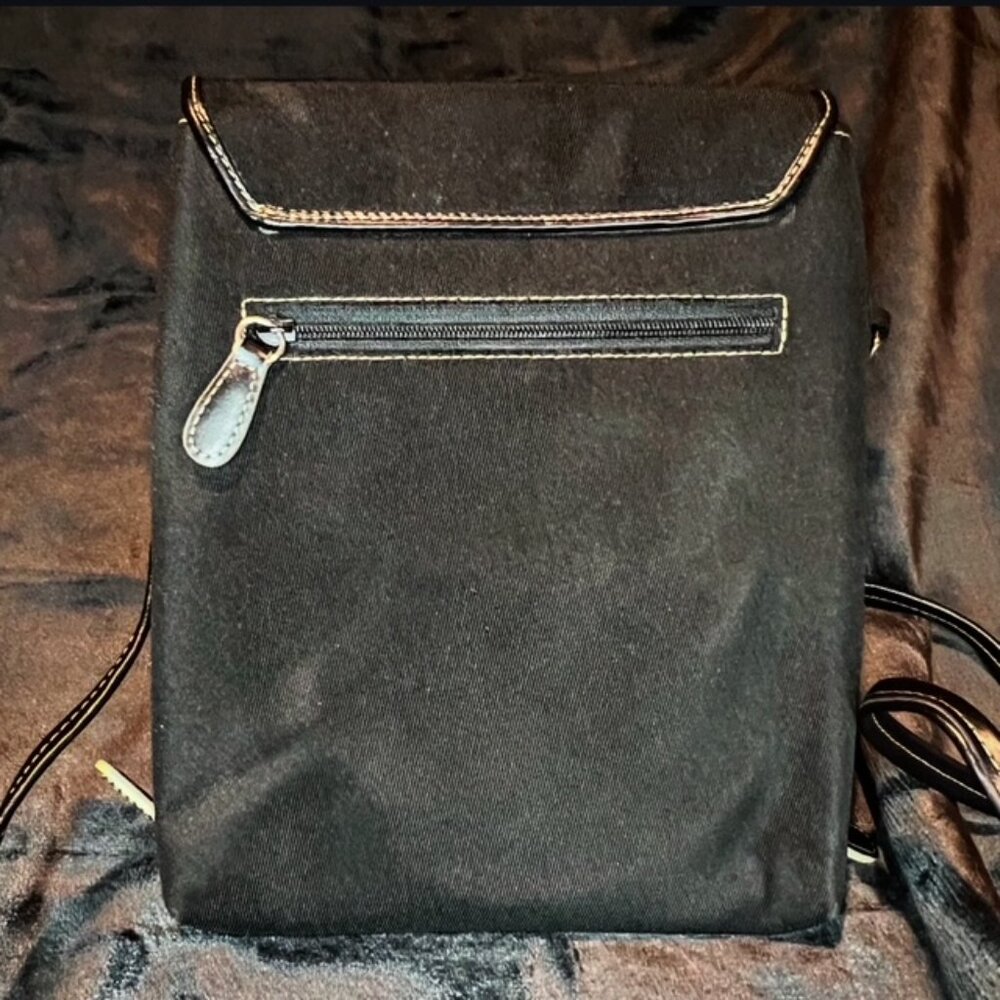 Efficient & Chic Lightweight Bag - image 4